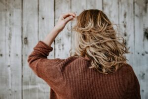 Woman with shoulder-length blonde hair, illustrating hair retention and chemotherapy-related hair loss